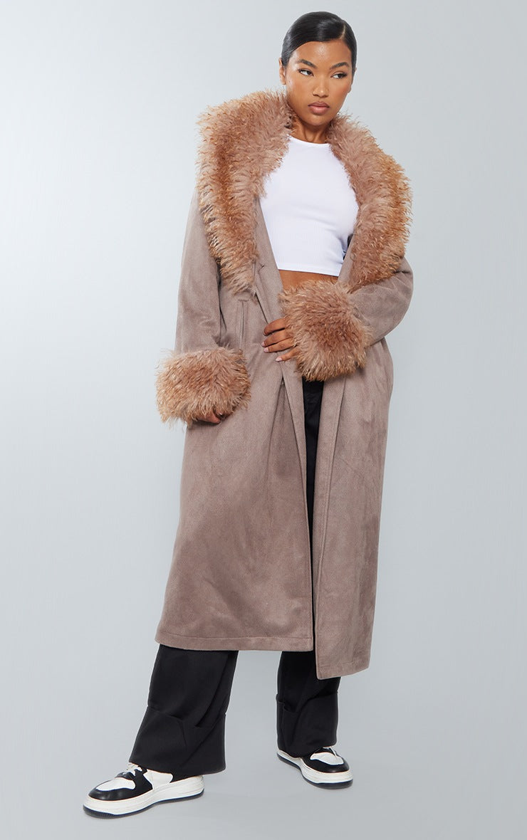 Pallto Trench me Rrip Suede Imitues me Dekorim Lesh Artificial në Ngjyrë Kafe të Çelët
