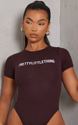 Badi me Mëngë të Shkurtra, Ngjyrë Kafe Çokollatë, me Logo PRETTYLITTLETHING