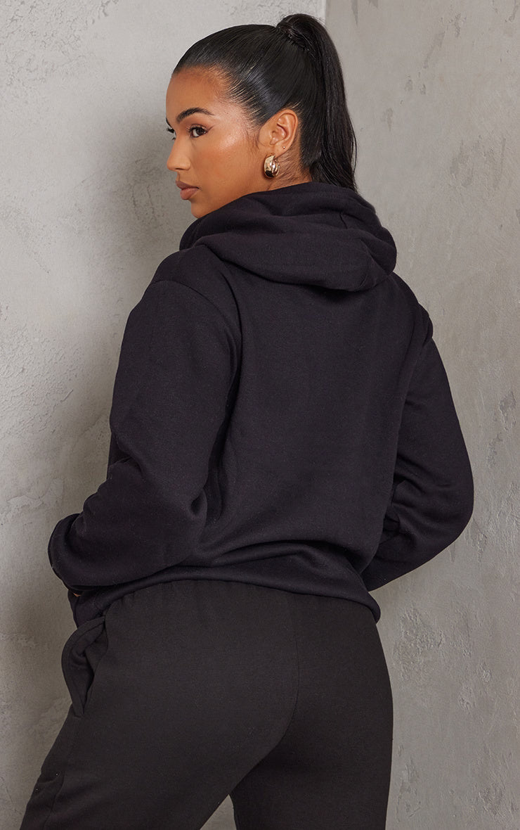 PRETTYLITTLETHING Logo Oversized duks sa crnim bedžom