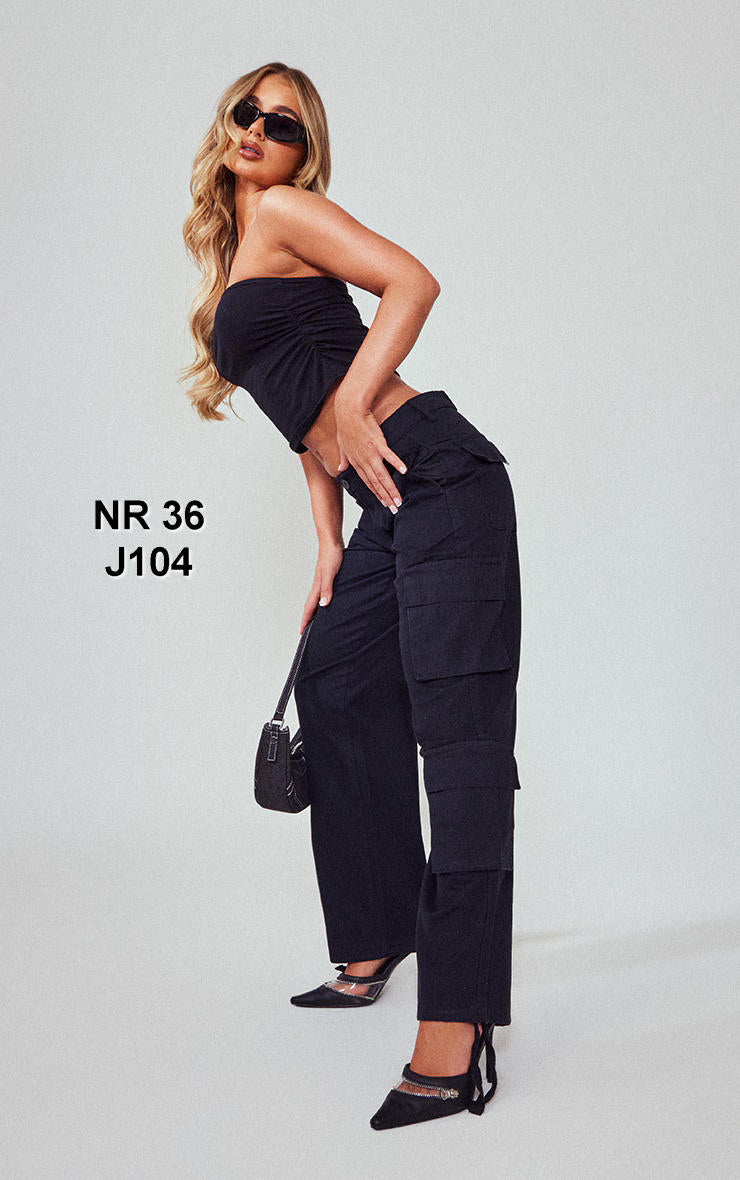 Crne kargo pantalone ravnog kroja sa manžetnama