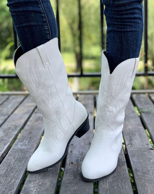 Çizme deri për femra, elegante, në stilin klasik perëndimor, deri te gjysma e pulpës, me qëndisje me fije argjendi