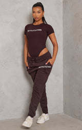 Badi me Mëngë të Shkurtra, Ngjyrë Kafe Çokollatë, me Logo PRETTYLITTLETHING