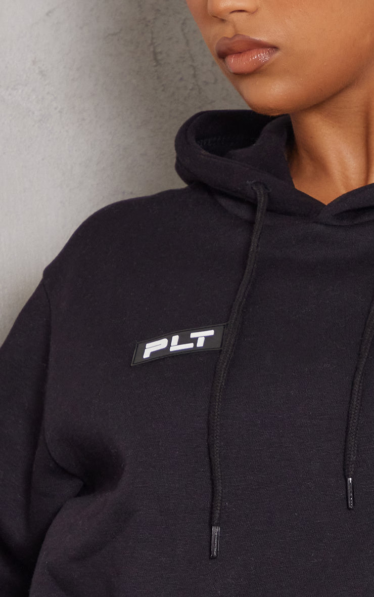 PRETTYLITTLETHING Logo Oversized duks sa crnim bedžom