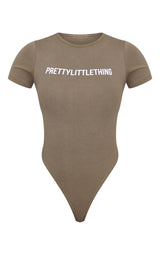 PRETTYLITTLETHING Logo Badi me mëngë të shkurtra Sage Khaki