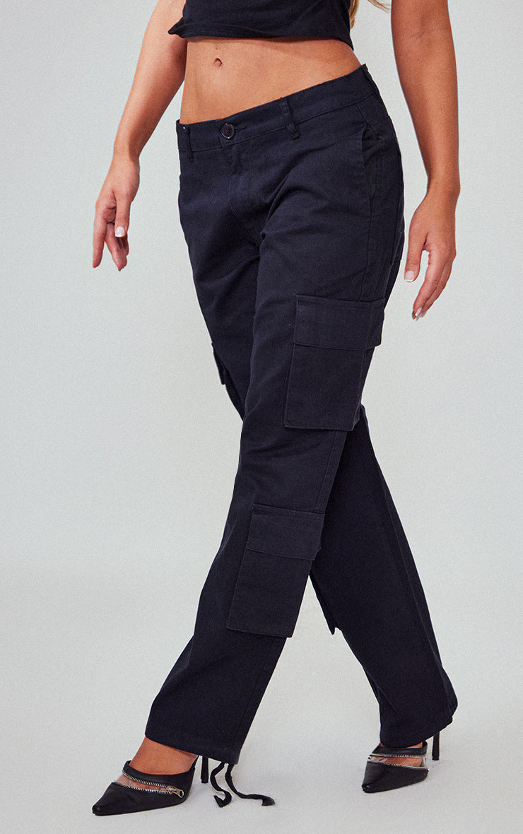 Crne kargo pantalone ravnog kroja sa manžetnama