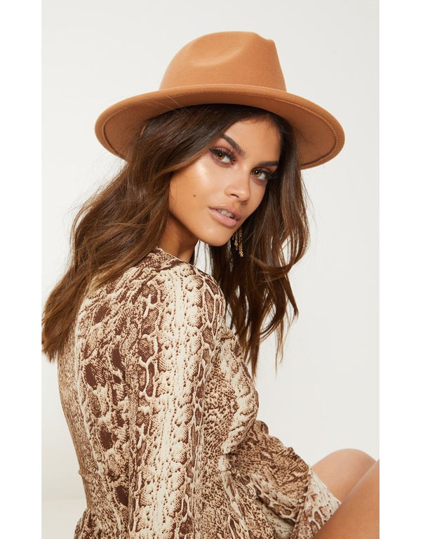 Kapelë Fedora Prettylittlething ngjyrë kafe e çelët