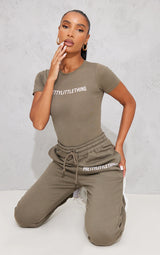 PRETTYLITTLETHING Logo Badi me mëngë të shkurtra Sage Khaki