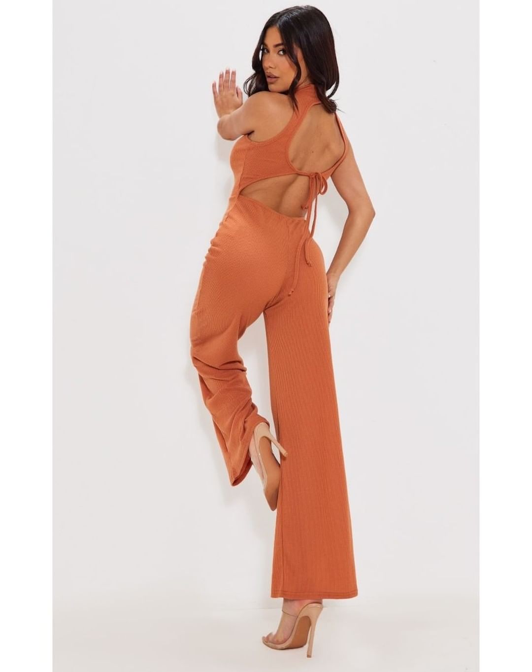 PrettyLittleThing jednodelni kombinezon rebrastog dezena boje rđe, sa visokom kragnom i detaljem vezivanja na leđima
