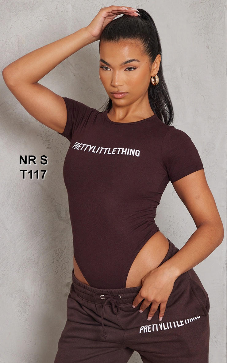Badi me Mëngë të Shkurtra, Ngjyrë Kafe Çokollatë, me Logo PRETTYLITTLETHING