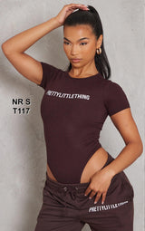 Badi me Mëngë të Shkurtra, Ngjyrë Kafe Çokollatë, me Logo PRETTYLITTLETHING
