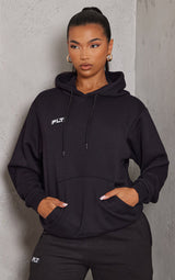 PRETTYLITTLETHING Logo Oversized duks sa crnim bedžom