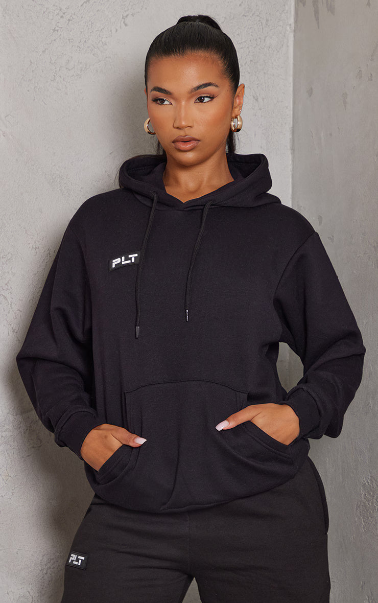 PRETTYLITTLETHING Logo Oversized duks sa crnim bedžom