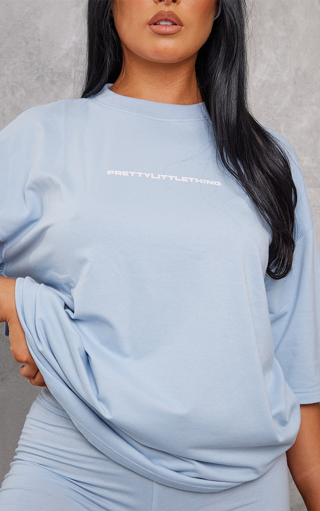 PRETTYLITTLETHING Bluzë e Gjerë e Bardhë me Print në Ngjyrë Blu të Zbehtë