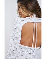 Beli top sa otvorenim pletivom i halter izrezom