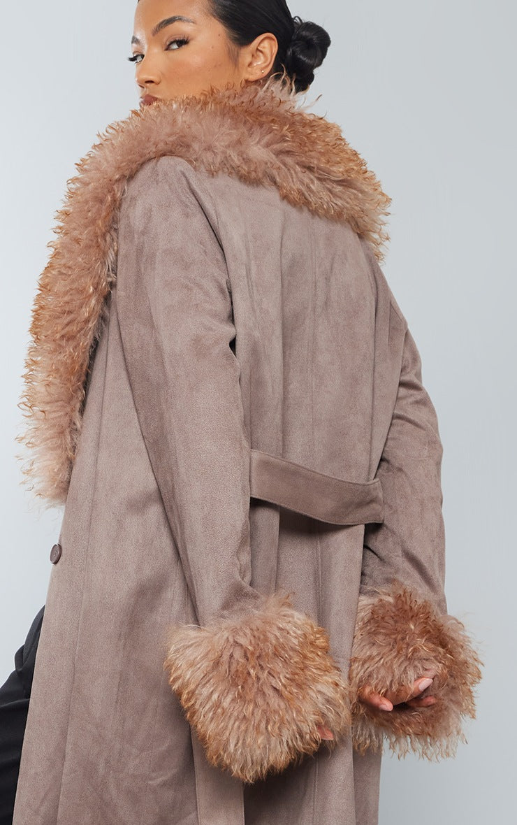 Pallto Trench me Rrip Suede Imitues me Dekorim Lesh Artificial në Ngjyrë Kafe të Çelët