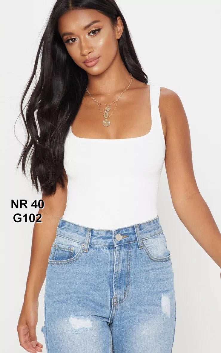 Pretty Little Thing Petite beli bodi sa tanga gaćicama, od rastegljivog materijala, sa četvrtastim izrezom